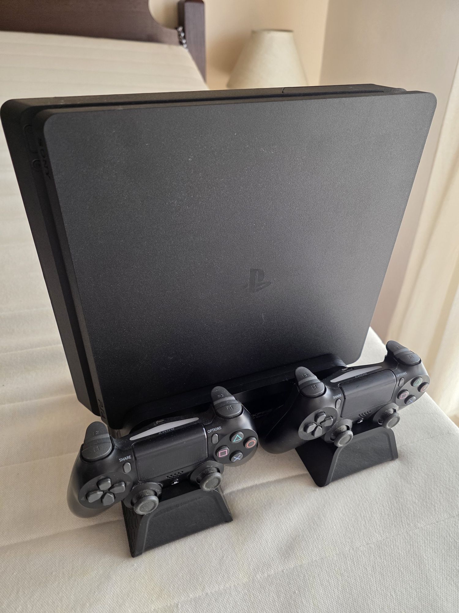 PS4 + 2 comandos + base de arrefecimento e carregamento + headsett