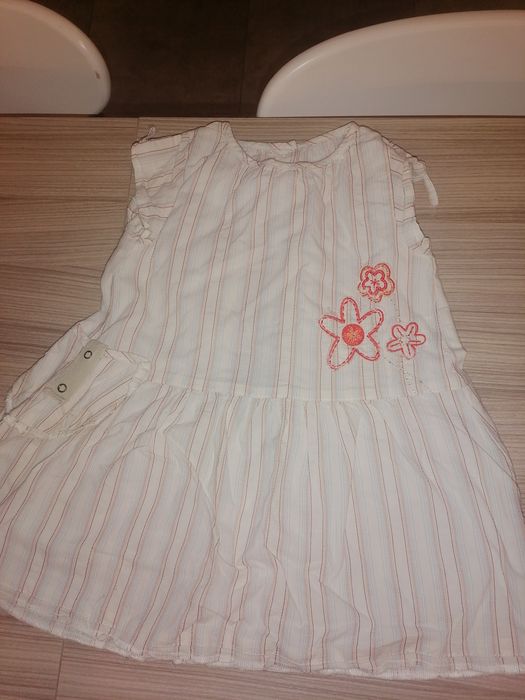 Roupa de menina impecável