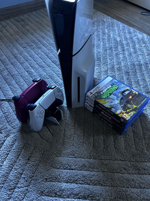 PlayStation 5 z napędem + 2 pady + stacja ładująca + 5 gier