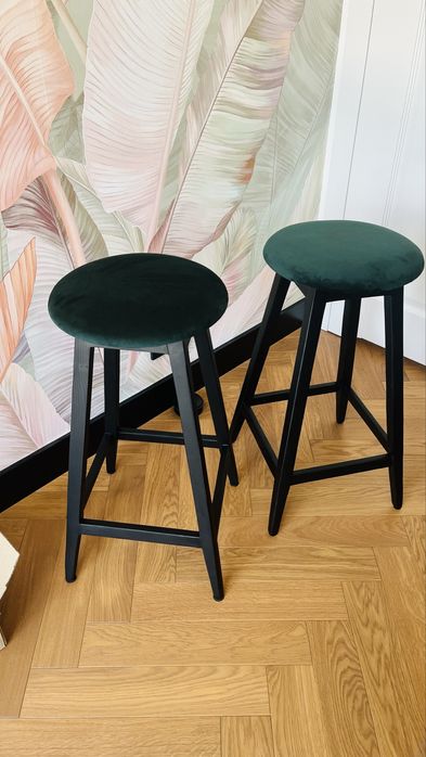 Hoker wysoki – drewno, czarny, obicie velvet butelkowa zieleń