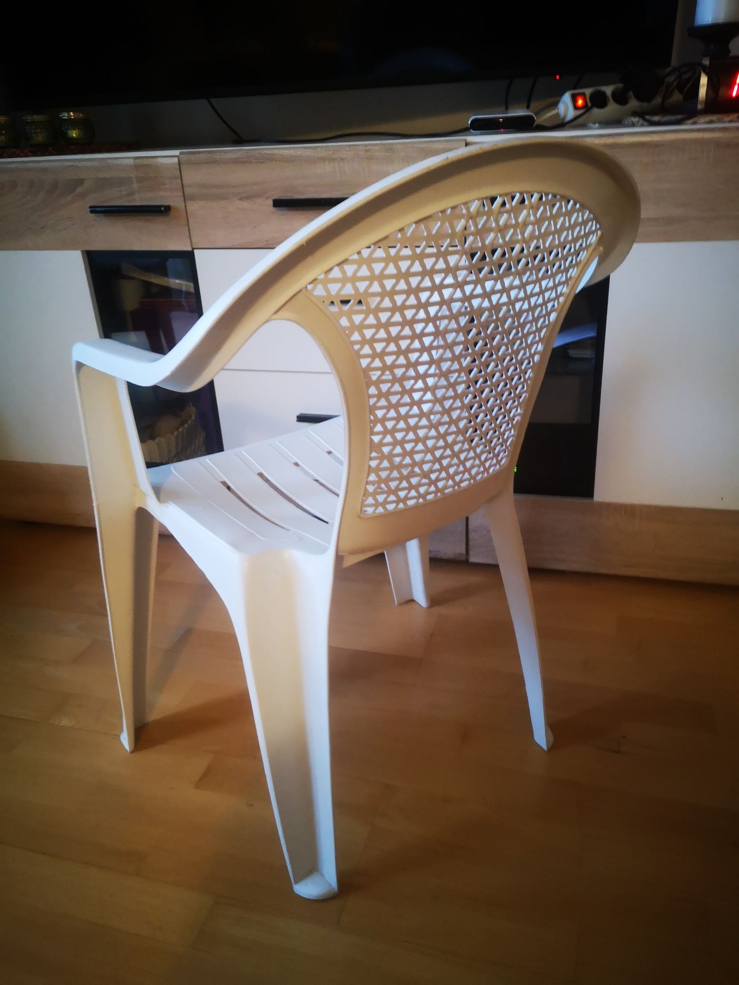 Krzesło ogrodowe  plastikowe białe