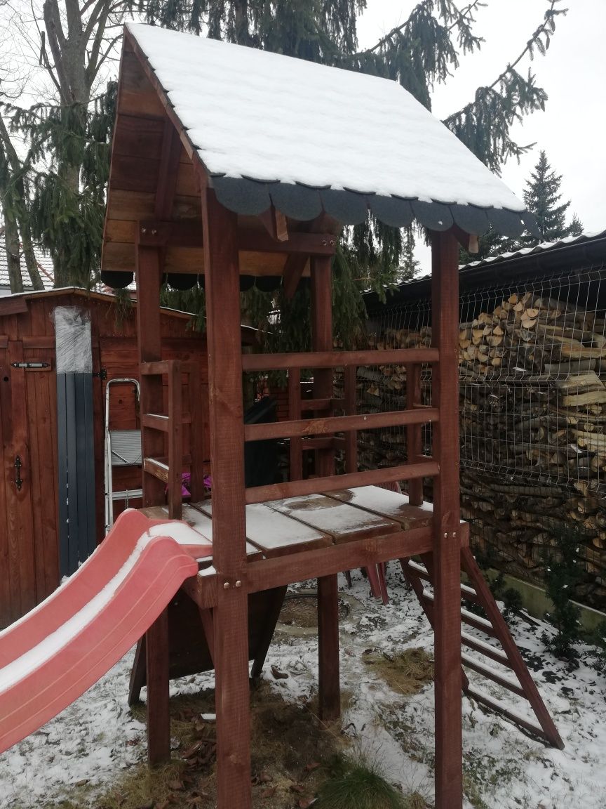 Drewniany plac zabaw dla dzieci, zjeżdżalnia, ślizg, wspinaczka, domek