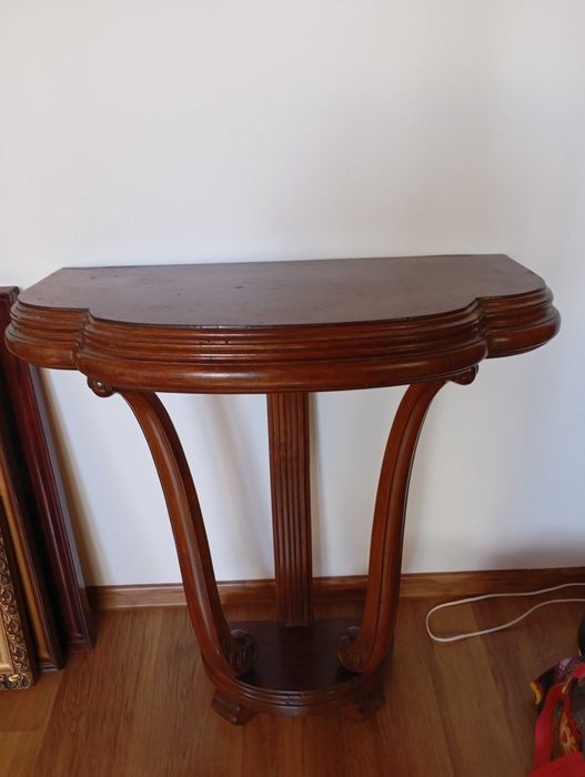 Konsola w stylu antyk.