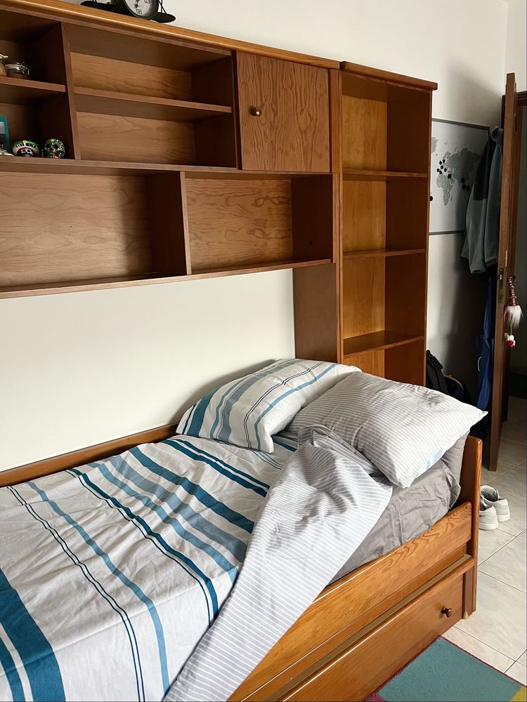 Cama com estante