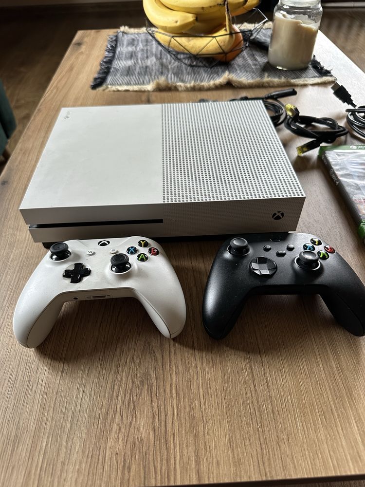 Xbox One S 1000GB (1TB) z napędem + 2 pady + FIFA 20 + UFC 4 + kable
