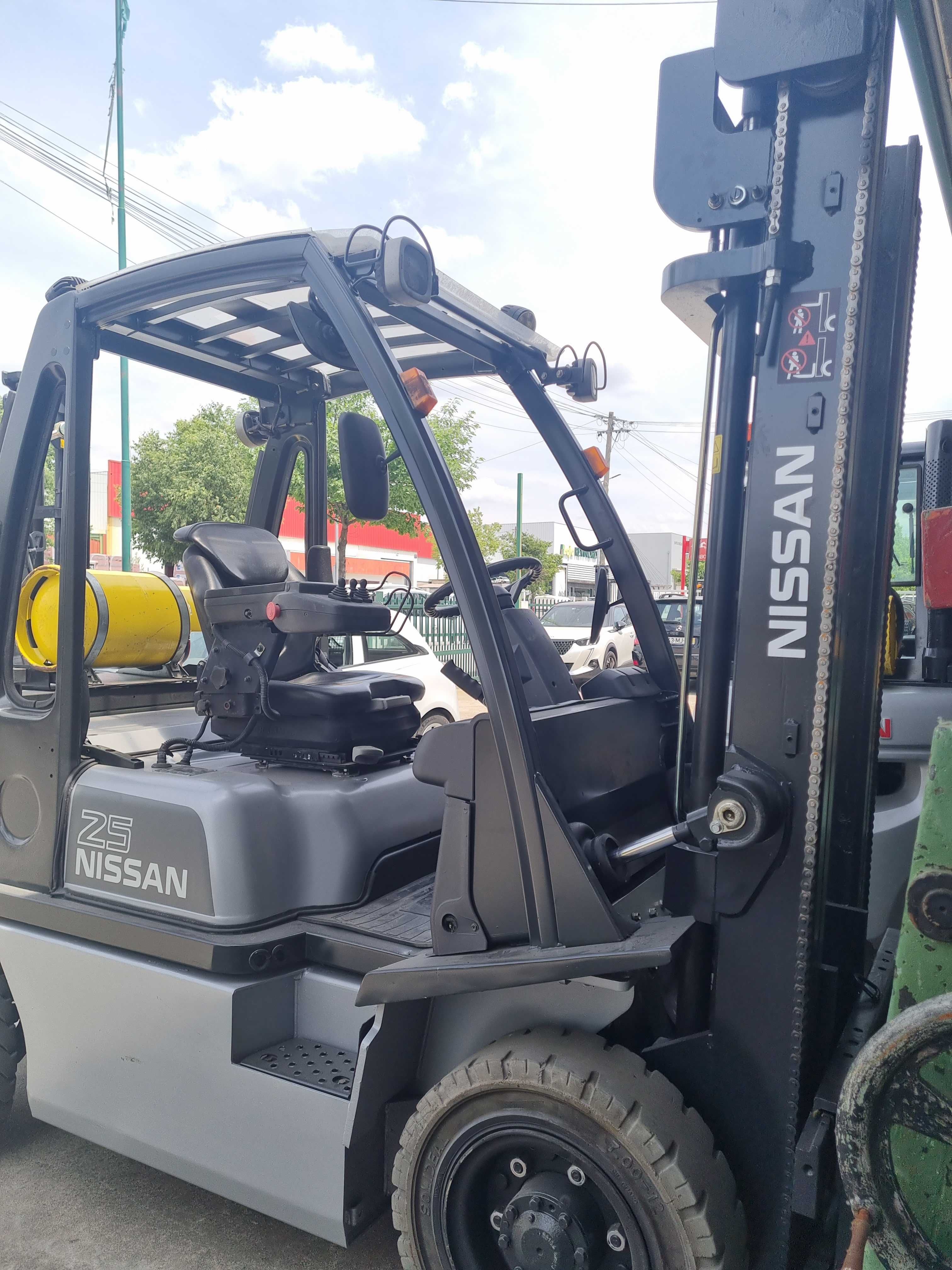 Empilhador NISSAN a gás como novo