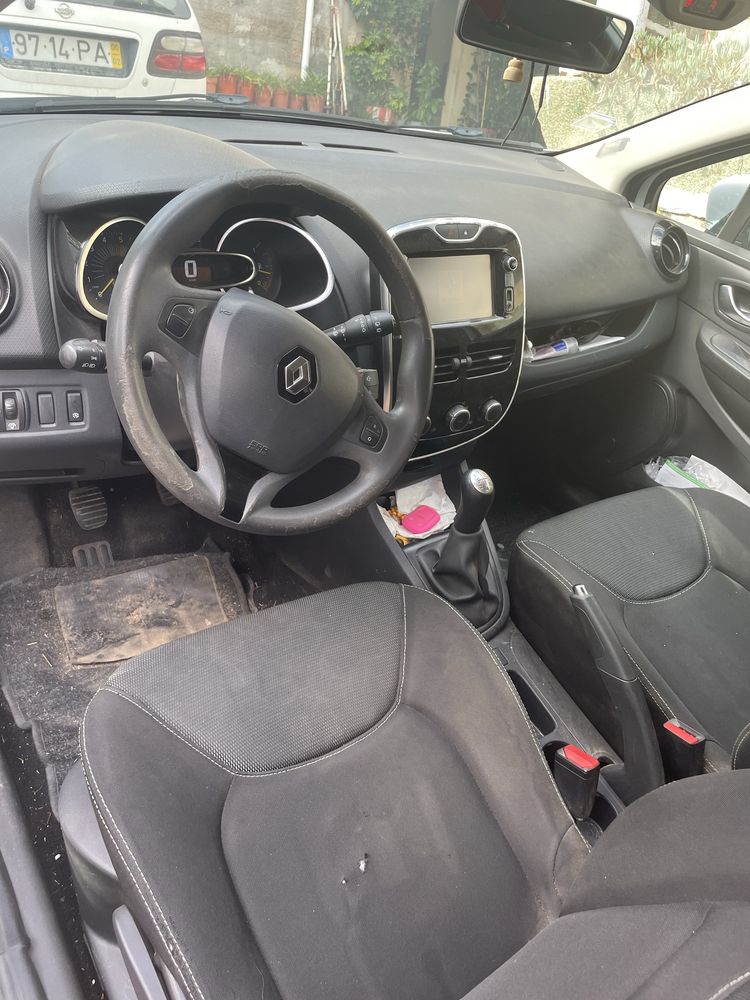 Carro Renault clio em bom estado geral