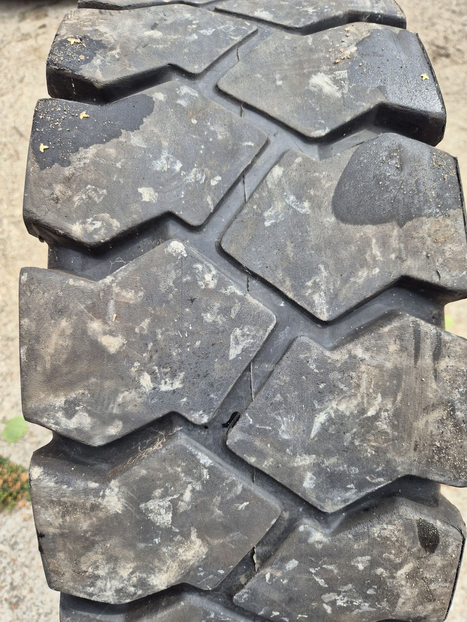 Opona 250-15  250/70-15
