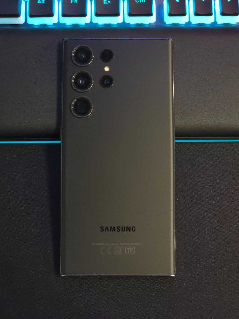 Смартфон Samsung Galaxy S23 Ultra S918B 12GB/512GB Black з чохлами