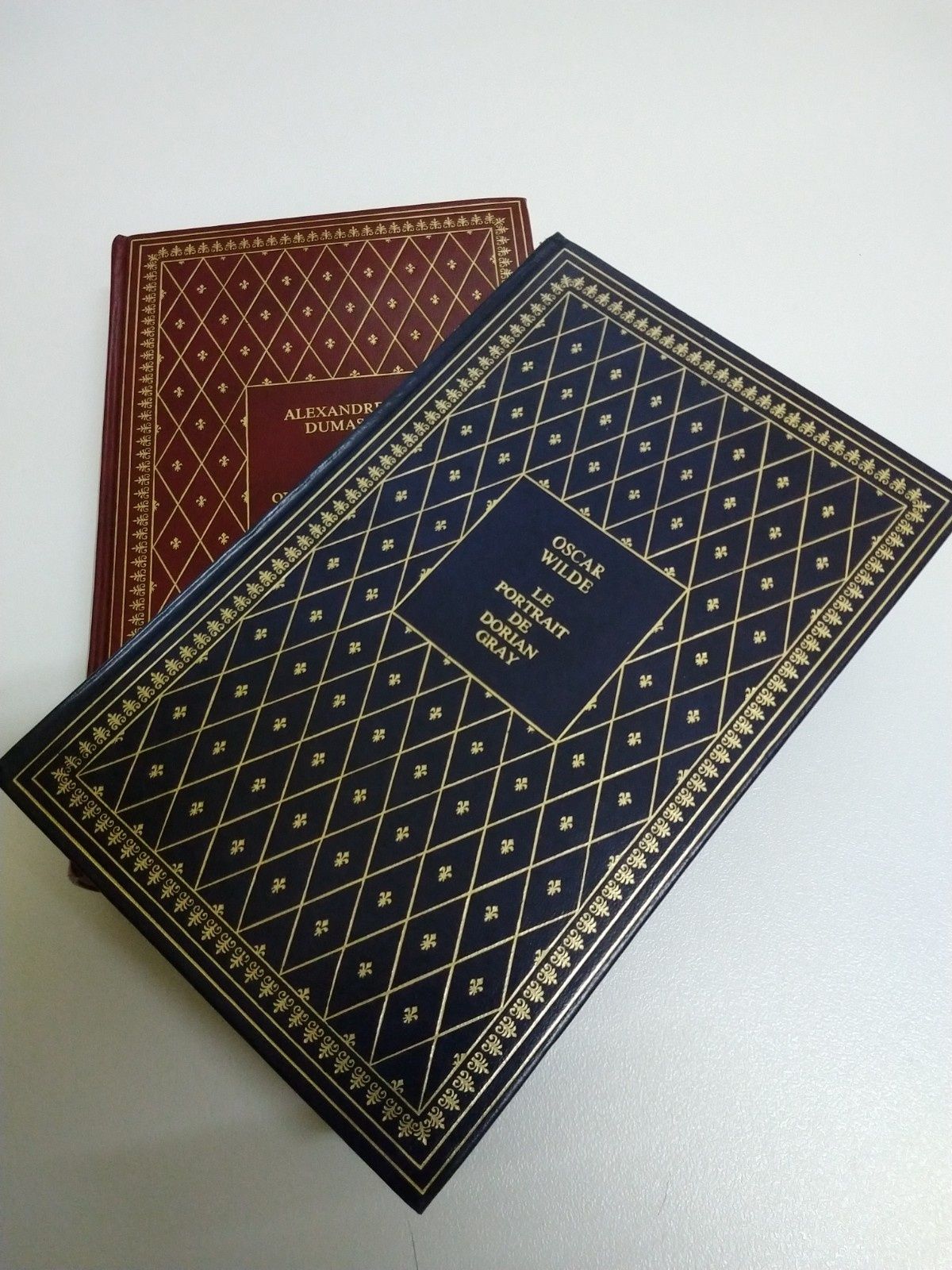 2 livros em francês de Oscar Wilde e Alexandre Dumas