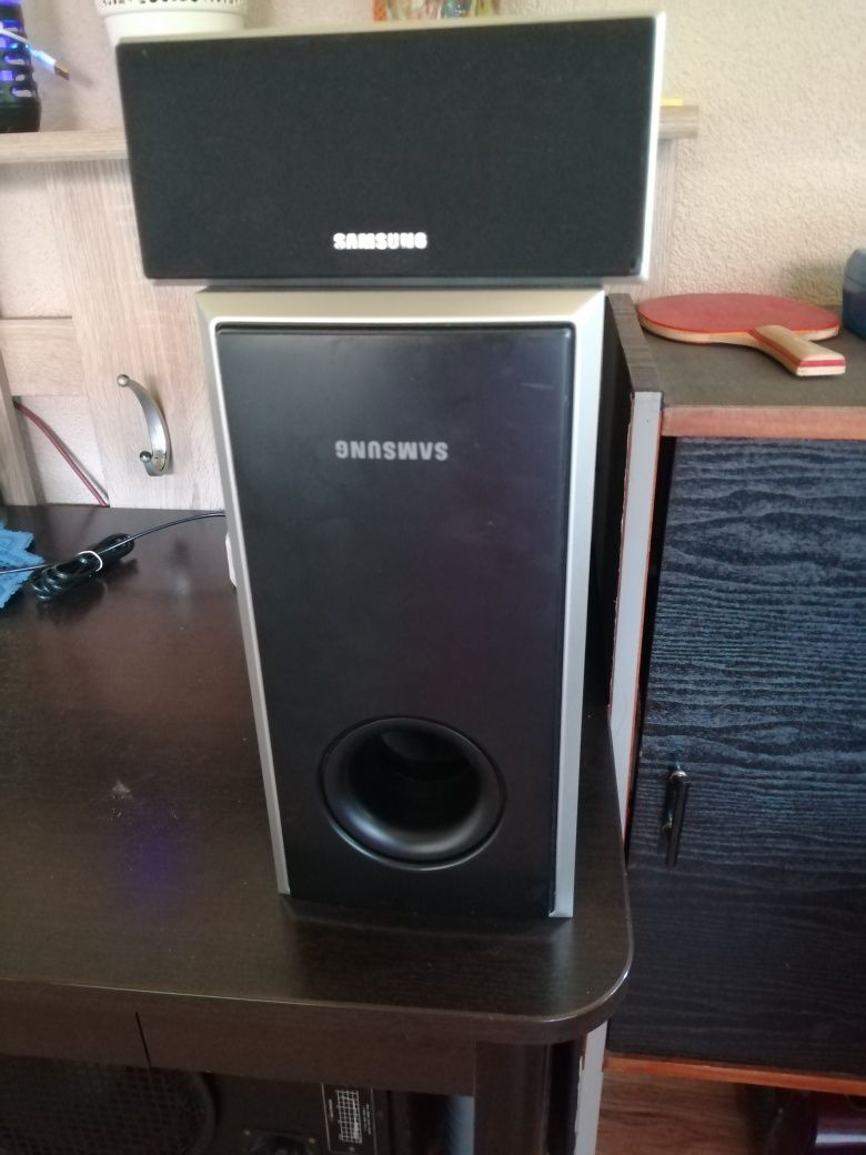 Sprzed głośniki Samsung z kina domowego.
