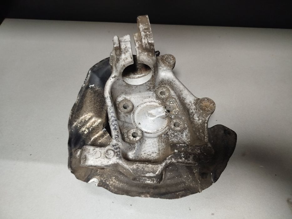 Цапфа ступица поворотний кулак ліва права бмв 5е39 bmw