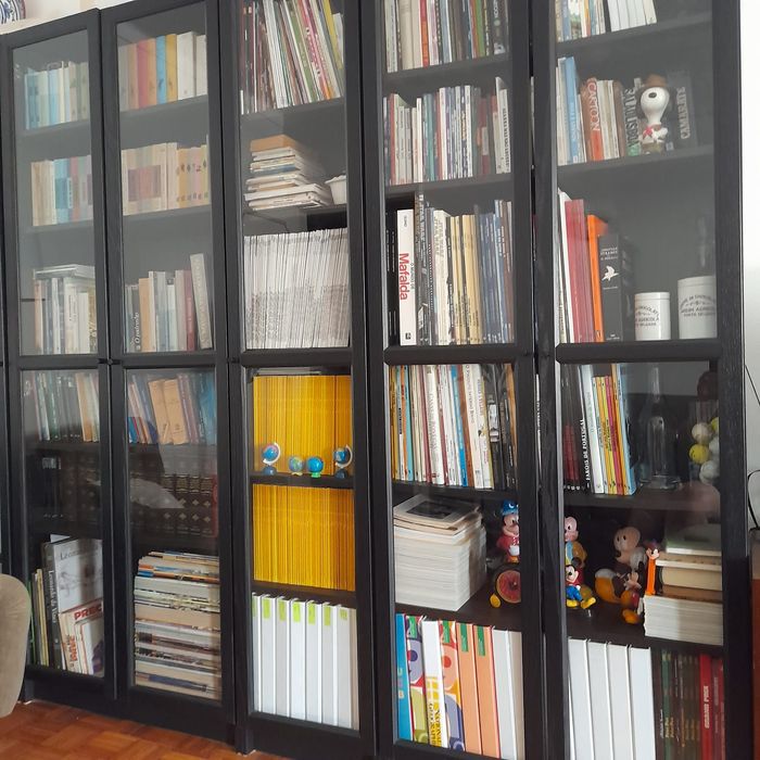 Estantes Billy de cor preta usadas