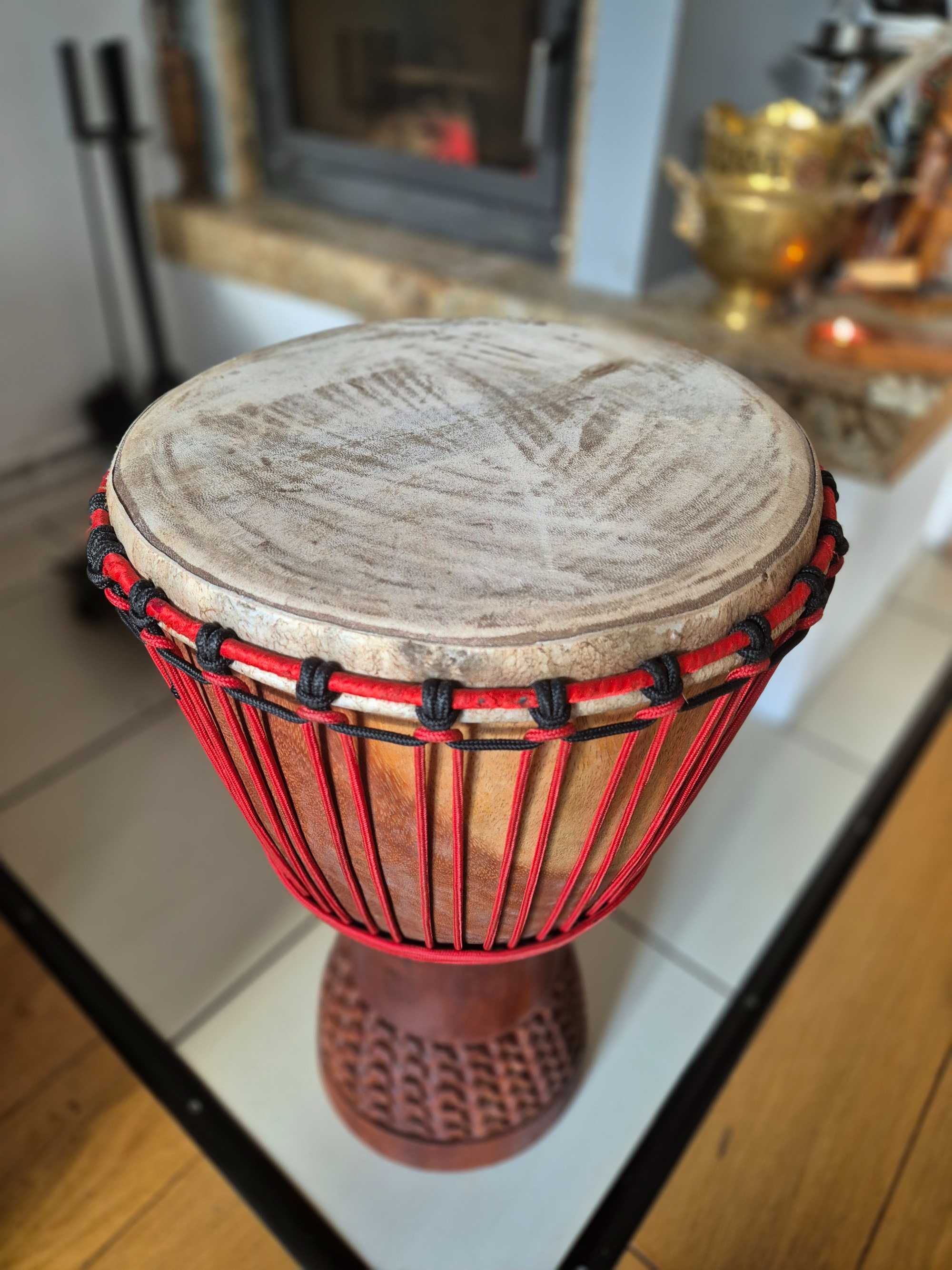 Średniej wielkości djembe z Afryki - nowy bęben prosto z pracowni