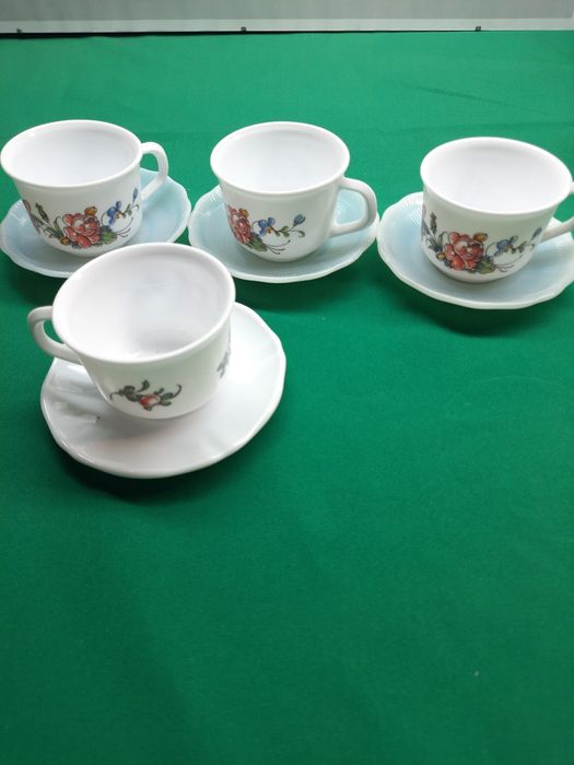 Chávenas de chá e tijelas