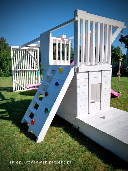 Plac zabaw, domek dla dzieci, huśtawka, zjeżdżalnia, piaskownica.