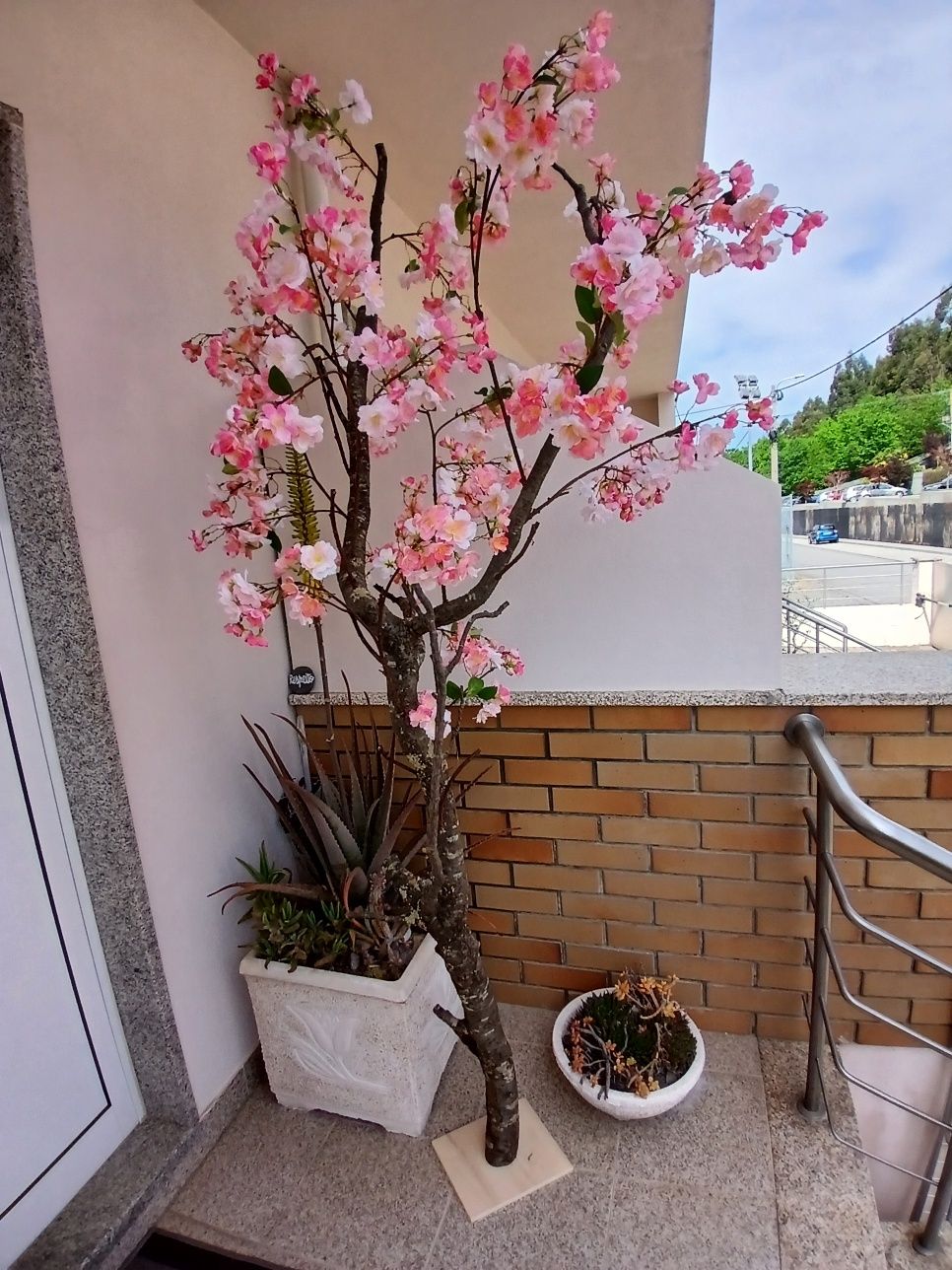 Arvore decorativa em cerejeira. Ramos artificiais e ramo naturall.