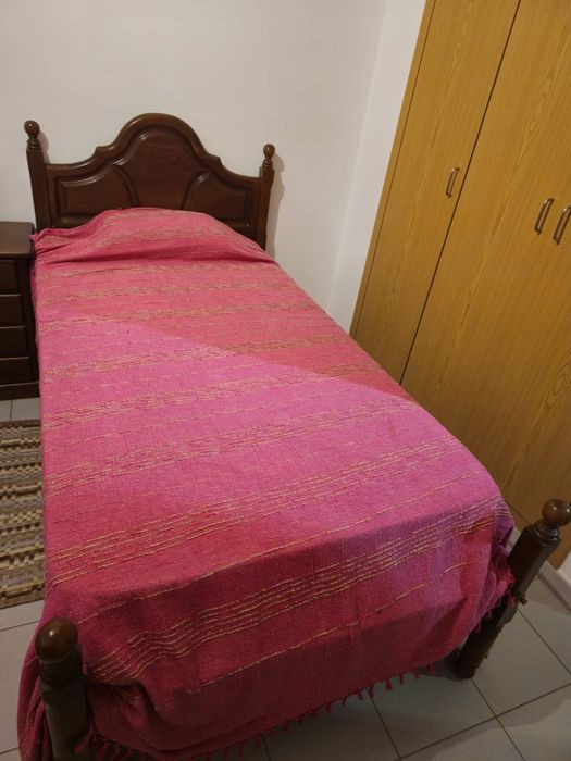 Camas de solteiro com colchão e mesa de cabeceira