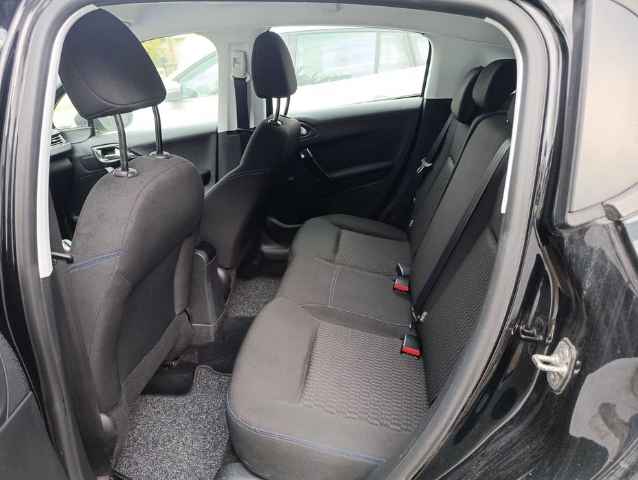 Peugeot 208 1.2i signature Ano 2019