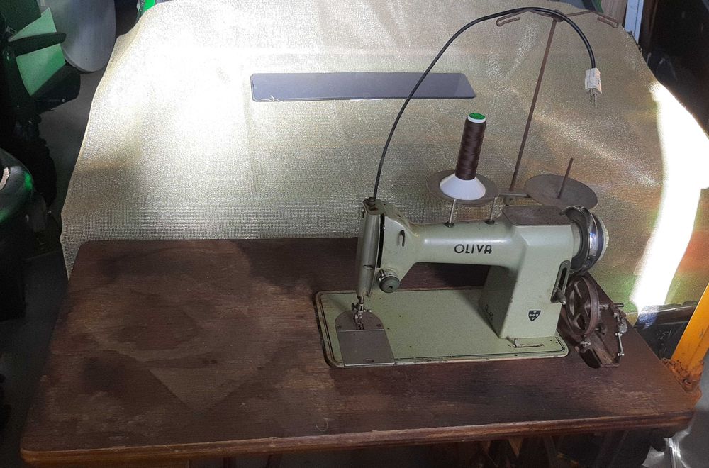 Máquina costura Oliva. Com motor.