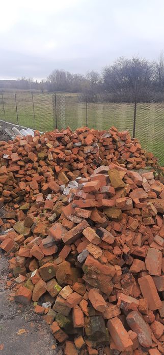 Віддам безкоштовно цегляний бій.