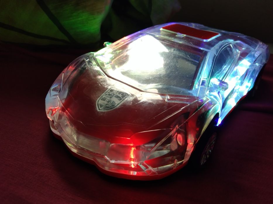 Głośnik LED w kształcie auta