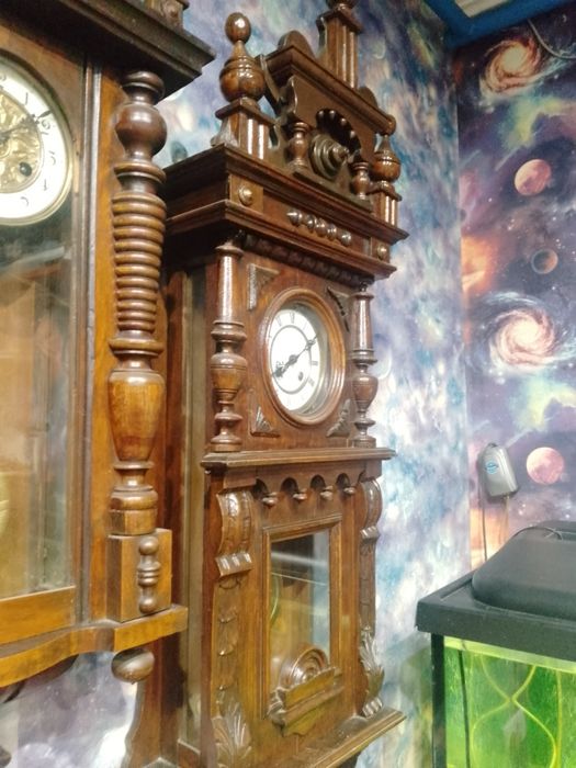 Старинные настенные часы с боем.