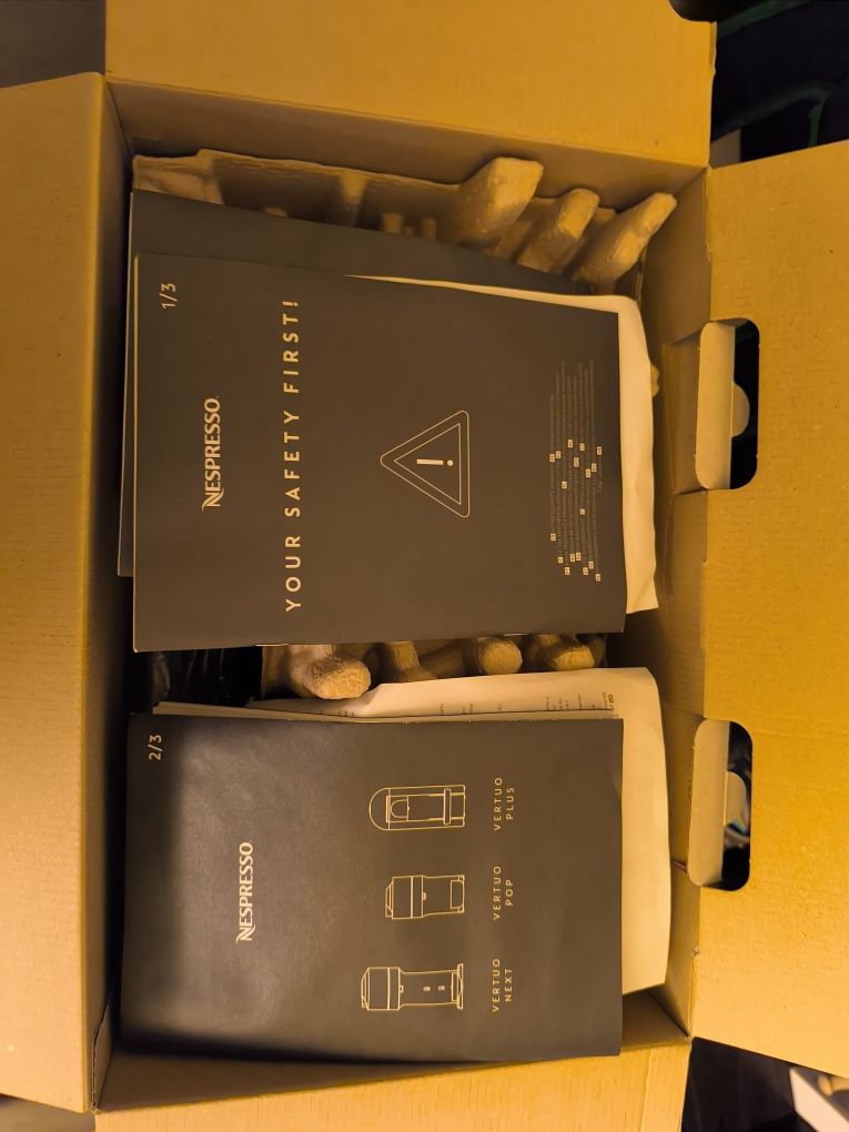 Maquina Nespresso Vertou Pop em Preto
