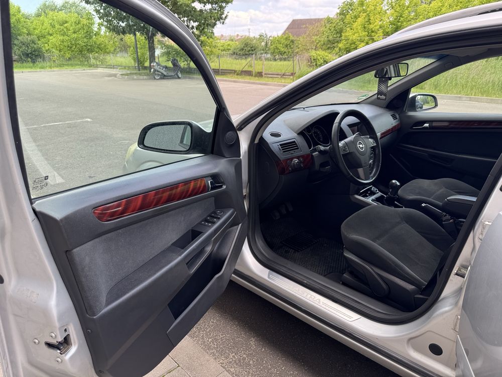 Opel Astra n Університет