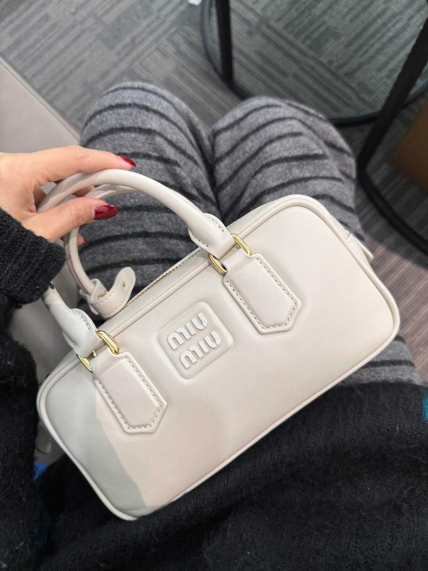 MiuMiu Biała Mała Torba Letnia Trend 2025 Darmowe Zwroty