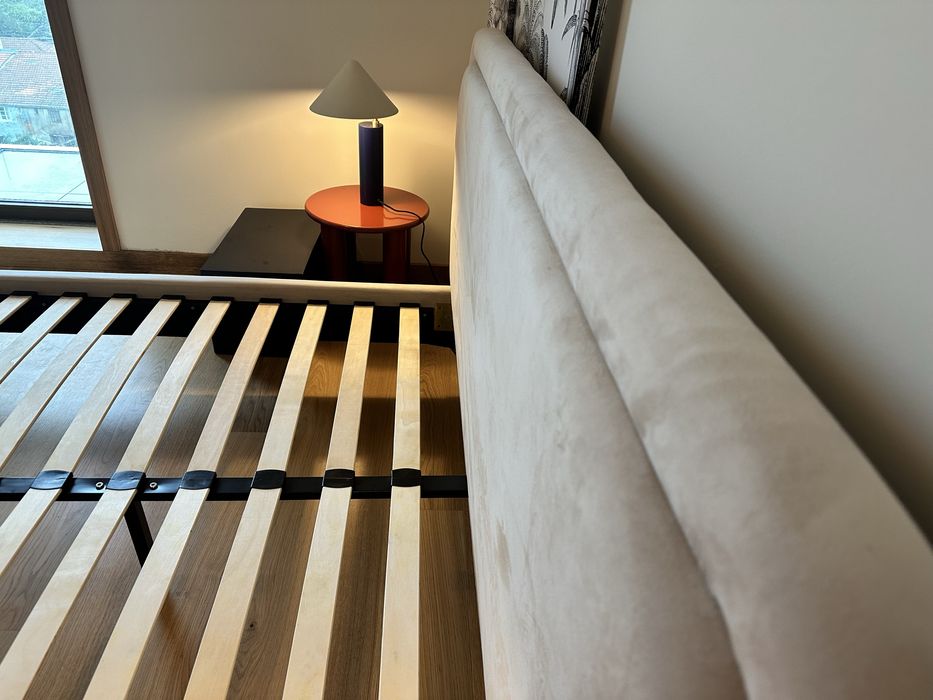 Quarto com cama e mesinhas novas