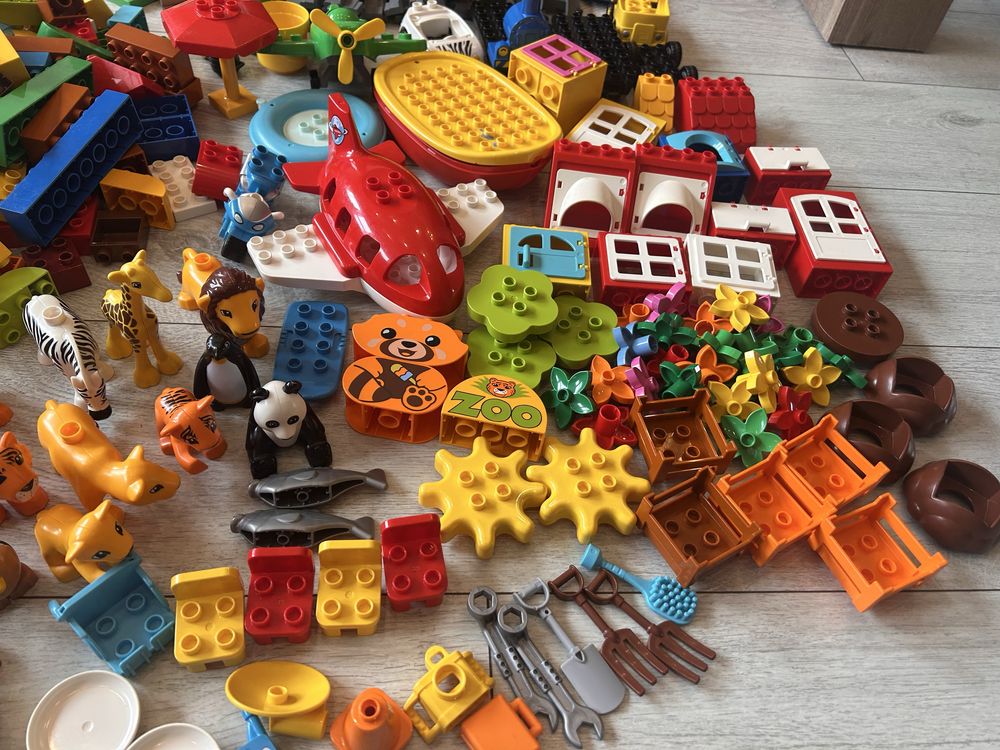 Lego duplo duży zestaw klocków pojazdy ludziki zwierzeta tory duzo el.