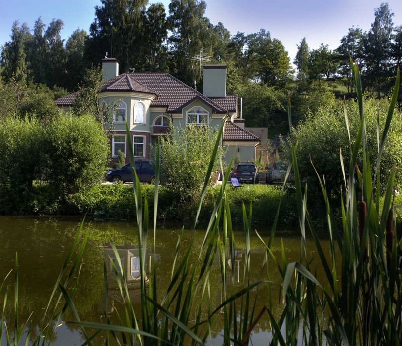 Будинок моії із зарибленим озером, басейном і садом 35 хв від Майдана