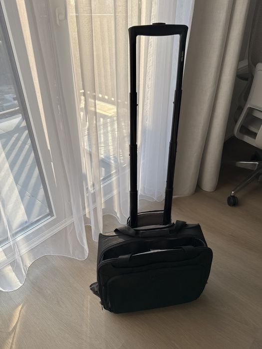 маленька валіза. на колесах