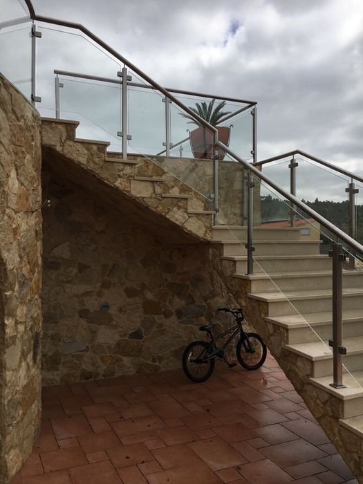 Pedra amarela mistura serrada trás