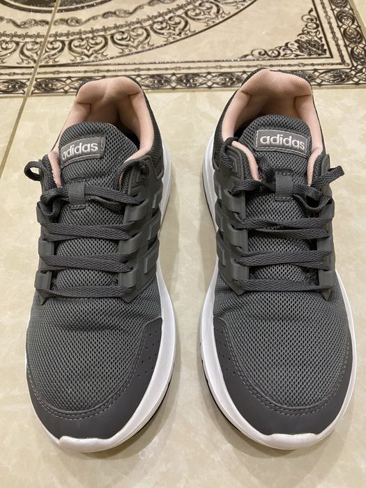 Нові жіночі кросівки Adidas для бігу