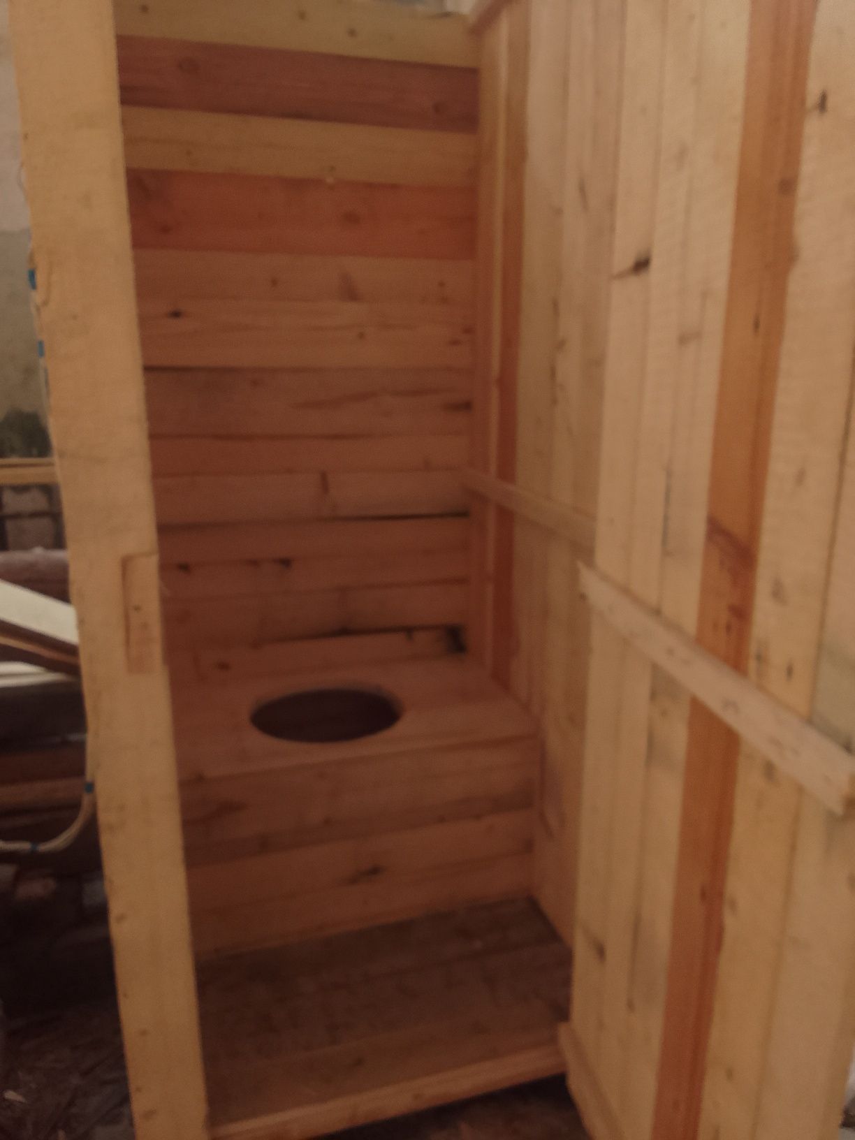 Туалет деревяний