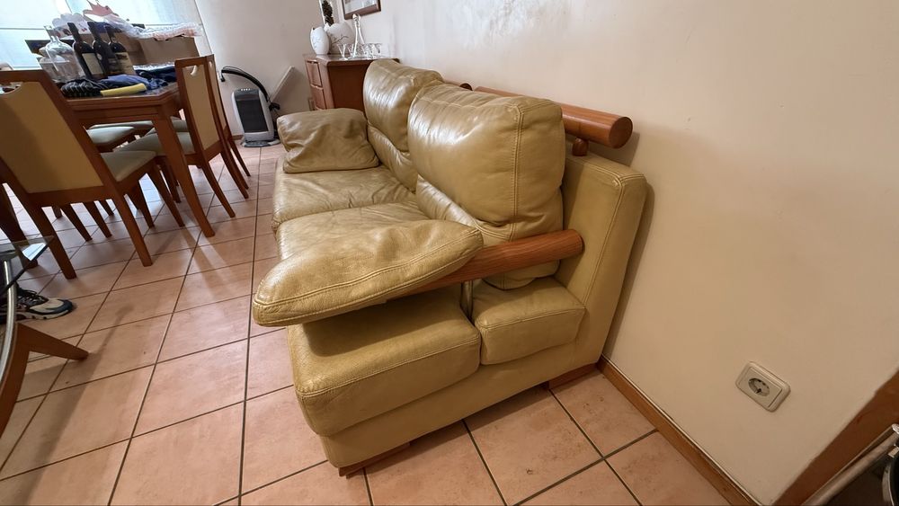 Vendo sofa em pele e madeira maciça
