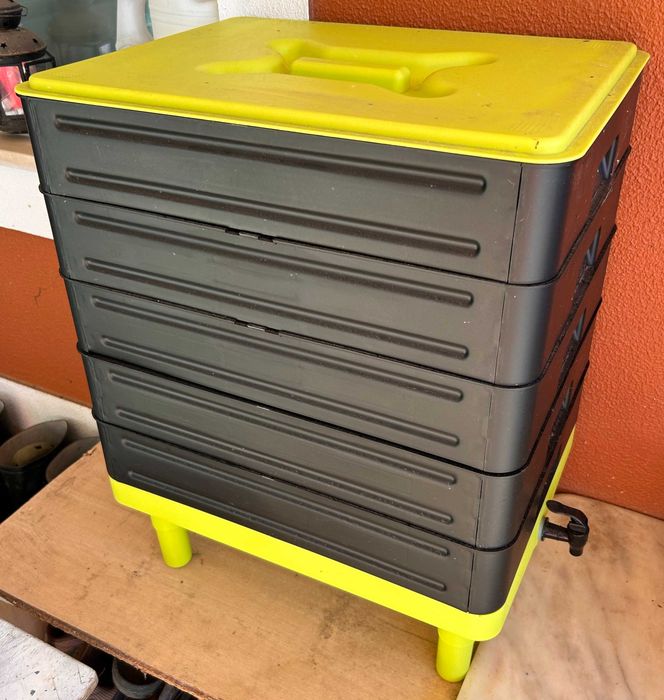 Minhocário para compostagem de torre