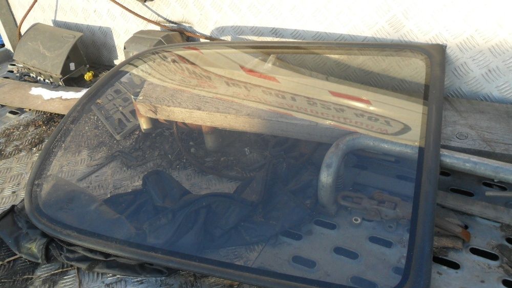 Nissan Serena,szyba tylna boczna,