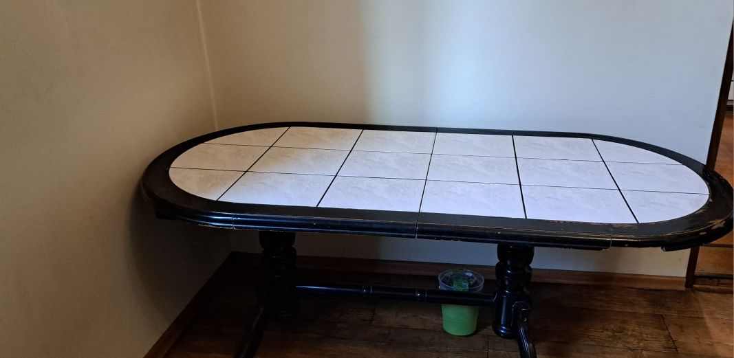 Oddam za darmo stół widoczny na zdjęciu z białymi kafelkiami 
Dł 162cm