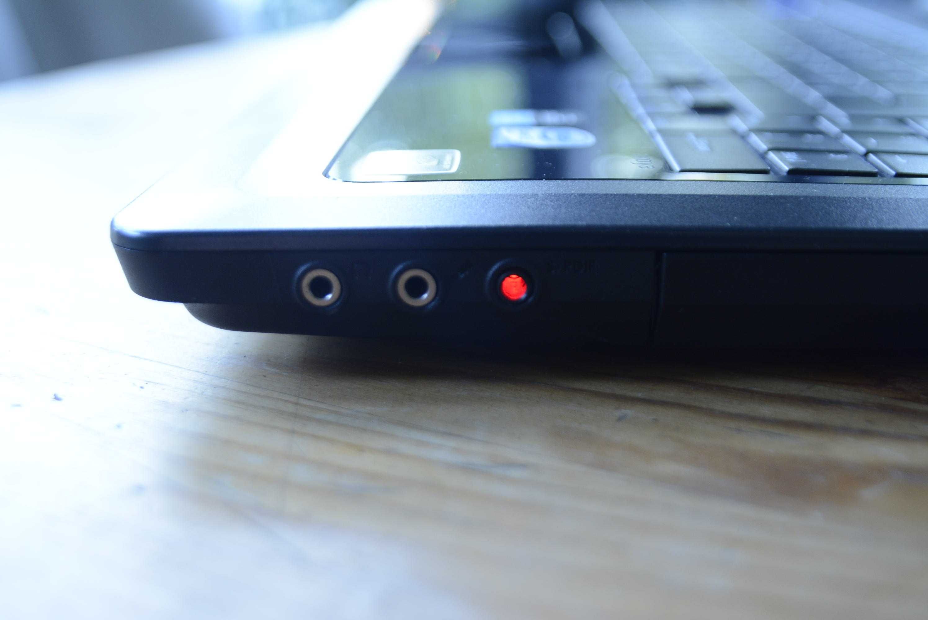 Wielki laptop multimedialny