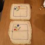 2 guardanapos de pano tons beje bordados a mao