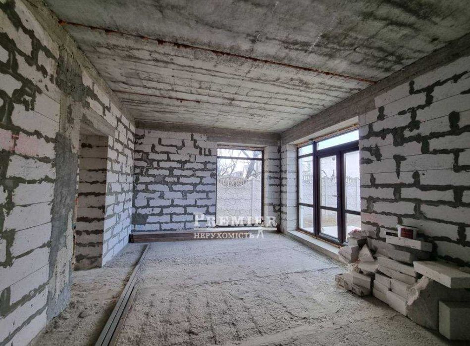 У продажу будинок біля озера з гаражем