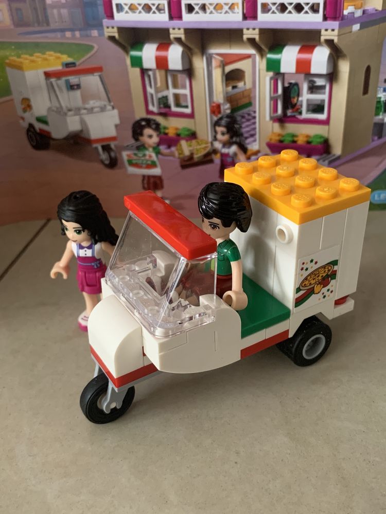 Lego friends pizzeria