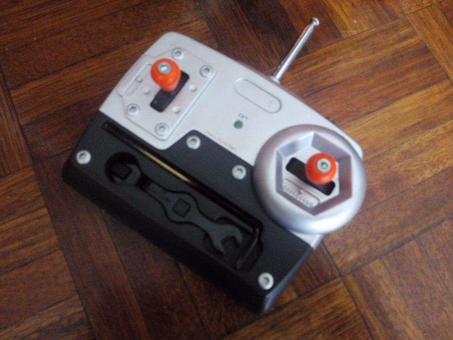 Carro telecomandado da Meccano com sistema de som e luzes como novo