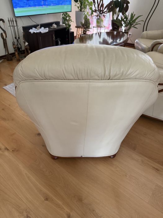 Skorzane meble wypoczynkowe z drewnianym obiciem