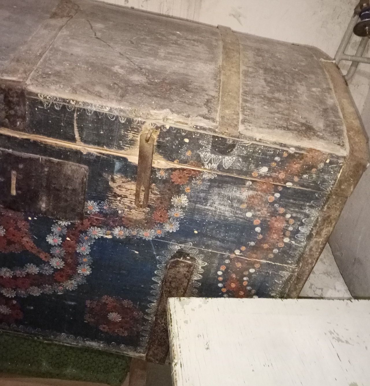 Bardzo duży starodawny kufer do renowacji