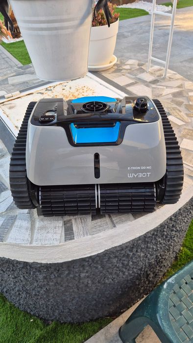 Robot limpa fundo de piscinas, chão e paredes em muito bom estado.
