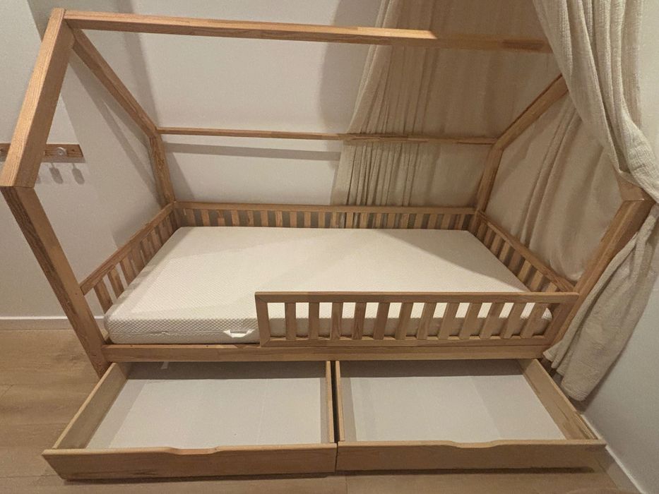 Łóżko DOMEK z 2 szufladami i baldachimem.